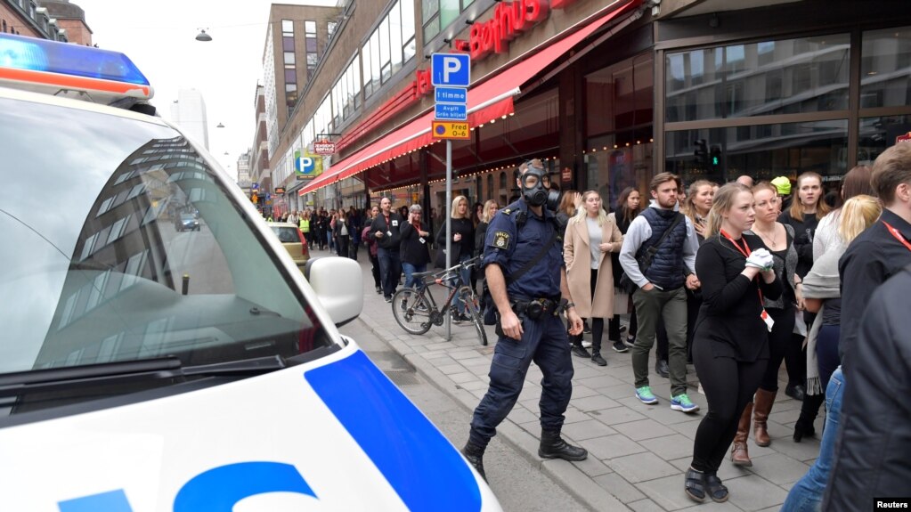 Hiện trường vụ chiếc xe tải lao vào một cửa hàng ở trung tâm thủ đô Stockholm, ngày 7/4/2017.