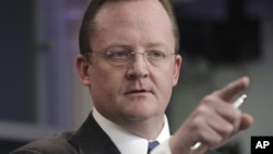 White House Press Secretary Robert Gibbs briefs reporters about the situation in Egypt (file photo))