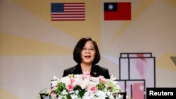 资料照：台湾总统蔡英文在访问南美邦交国途径洛杉矶时发表讲话。（2018年8月12日）