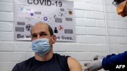 Testiranje eksperimentalne vakcine protiv Kovida 19 (Foto: Luca Sola / AFP)