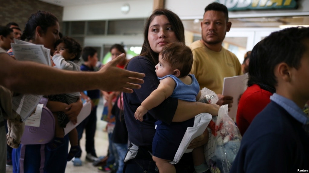 资料照片：一名携带婴儿的非法移民妇女在德克萨斯州的拘留中心获释（2018年7月26日）(photo:VOA)