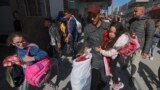  جنوبی غزہ کی پٹی میں رفح میں 24 فروری 2024 کو اسرائیلی بمباری کے بعد فلسطینی اپنے سامان سمیت اپنے گھروں سے بھاگ رہے ہیں۔