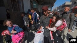 Sejumlah warga Palestina bergerak meninggalkan rumah mereka di Rafah, di selatan Jalur Gaza, menyusul serangan Israel ke wilayah tersebut pada 24 Februari 2024. (Foto: AFP/Mohammed Abed)