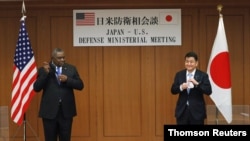 로이드 오스틴 미국 국무장관(왼쪽)과 기시 노부오 일본 방위상이 지난해 3월 도쿄에서 회담했다.