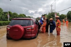 ทีมกู้ภัยช่วยเหลือประชาชนจากพื้นที่น้ำท่วมหลังไต้ฝุ่นทกซูรีพัดถล่มเฉวียนโจว มณฑลฝูเจี้ยนของจีน เมื่อ 28 กรกฎาคม 2023