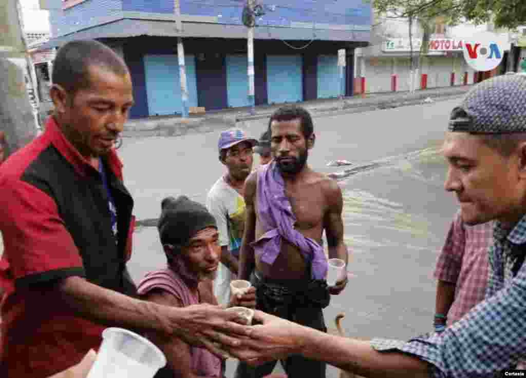 Edward Díaz decidió salir a la calle, la semana pasada, para brindar un vaso con alimento a los habitantes de la ciudad de Barranquilla. [Foto: Edward Díaz]