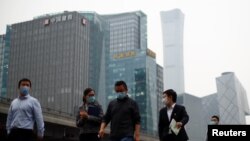 15일 중국 베이징에서 시민들이 신종 코로나바이러스 감염증(COVID-19)을 막기 위해 마스크를 착용하고 있다. 