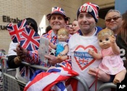 Royal fans John Loughrey, right, and Terry Hutt pose for a photo opposite the Lindo wing at St Mary's Hospital in London, April 23, 2018.