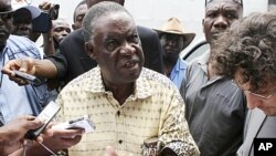 Michael Sata akizungumza na waandishi wa habari wakati huo akiwa mgombea urais katika kituo kimoja cha kupigia kura mjini Lusaka, Zambia