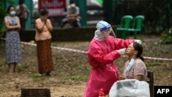 ရန်ကုန်မြို့ရှိ Quarantine စင်တာတခုမှာ ကိုဗစ်ရောဂါ စစ်ဆေးပေးနေတဲ့ မြင်ကွင်း။ (အောက်တိုဘာ ၁၆၊ ၂၀၂၀)