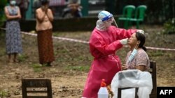 ရန်ကုန်မြို့ရှိ Quarantine စင်တာ တခုတွင် ကိုဗစ်ရောဂါ ရှိ၊ မရှိ စစ်ဆေးပေးနေတဲ့ မြင်ကွင်း။ (အောက်တိုဘာ ၁၆၊ ၂၀၂၀)