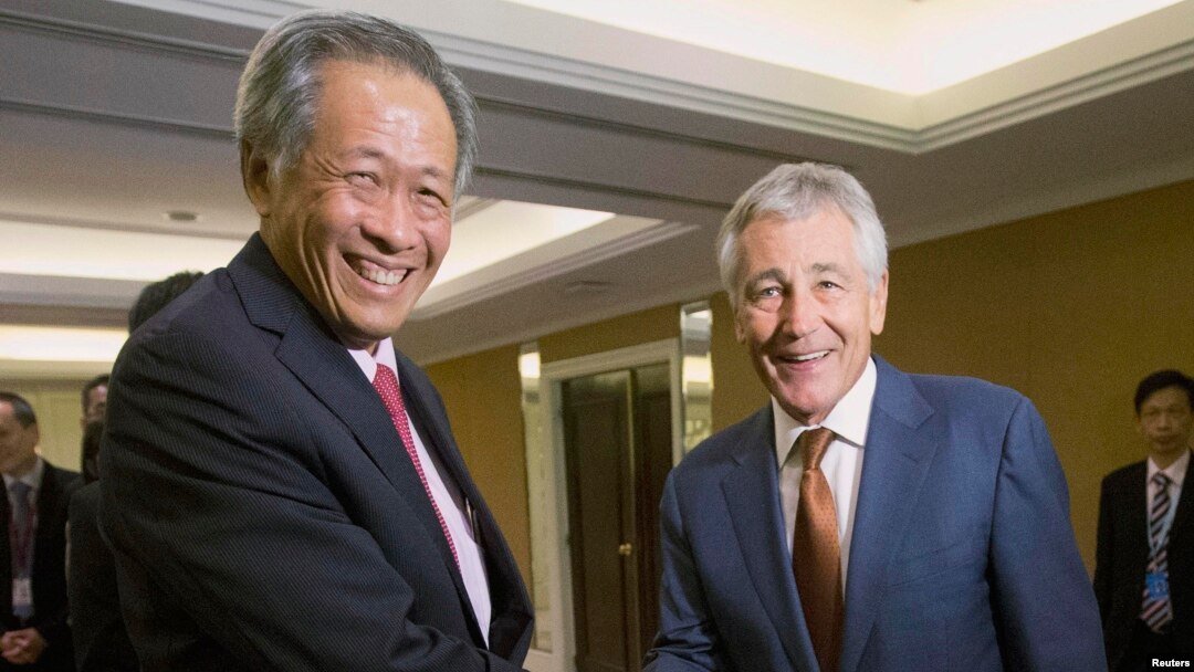 Menteri Pertahanan Singapura Ng Eng Hen bersama Menteri Pertahanan AS Chuck Hagel dalam sebuah pertemuan Mei 2014.