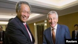 Menteri Pertahanan Singapura Ng Eng Hen bersama Menteri Pertahanan AS Chuck Hagel dalam sebuah pertemuan Mei 2014.