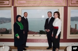 Turkey's President Recep Tayyip Erdogan, second from left, his wife Emine Erdogan, left, Ukraine's President Petro Poroshenko and his wife Maryna Proshenko pose for a photo before a meeting, in Istanbul, Saturday, Jan. 5, 2019.
