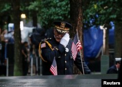 参加纽约911恐怖袭击17周年纪念仪式的一名美国人擦去眼泪。 （2018年9月11日）