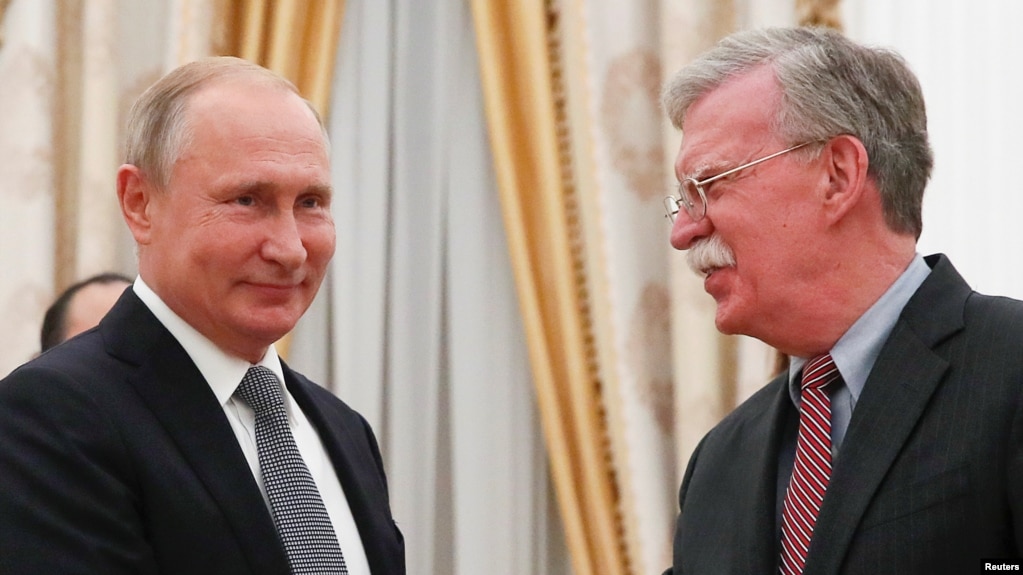 Cố vấn An ninh Quốc gia Hoa Kỳ John Bolton (phải) gặp Tổng thống Nga Vladimir Putin ở Moscow ngày 23/10/2018.