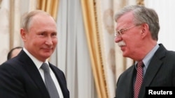 Cố vấn An ninh Quốc gia Hoa Kỳ John Bolton (phải) gặp Tổng thống Nga Vladimir Putin ở Moscow ngày 23/10/2018.