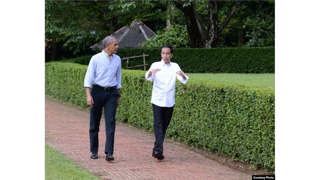 Presiden Joko Widodo dan mantan Presiden Barack Obama berbincang santai dalam pertemuan di Istana Bogor Jumat (30/6). (Foto Courtessy: Setpress RI)