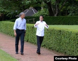 Presiden Joko Widodo dan mantan Presiden Barack Obama berbincang santai dalam pertemuan di Istana Bogor Jumat (30/6). (Foto Courtessy: Setpress RI)