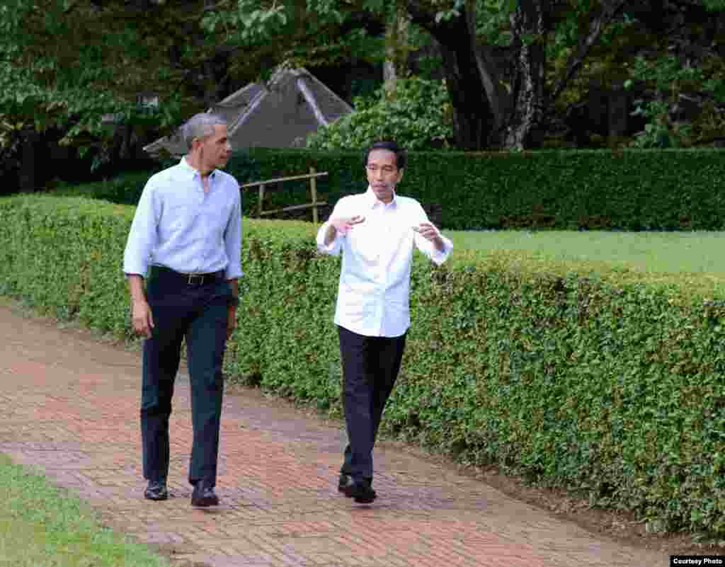 Presiden Joko Widodo dan mantan Presiden Barack Obama berkeliling Istana Bogor, Jumat (30/6). (Courtessy : Setpress RI)