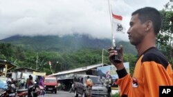 Seorang petugas penyelamat setelah Gunung Merapi meletus di Cangkringan, dekat Yogyakarta (18/11). (AP/Slamet Riyadi)