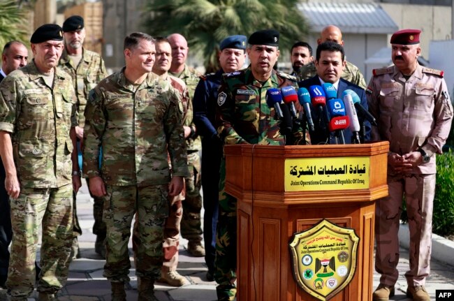 Mayjen Saad Maan (tengah), direktur operasi media di Kementerian Dalam Negeri Irak, dalam konferensi pers usai pertemuan dengan komandan koalisi di Pusat Operasi Gabungan di "Zona Hijau" ibu kota Baghdad, 9 Desember 2021.