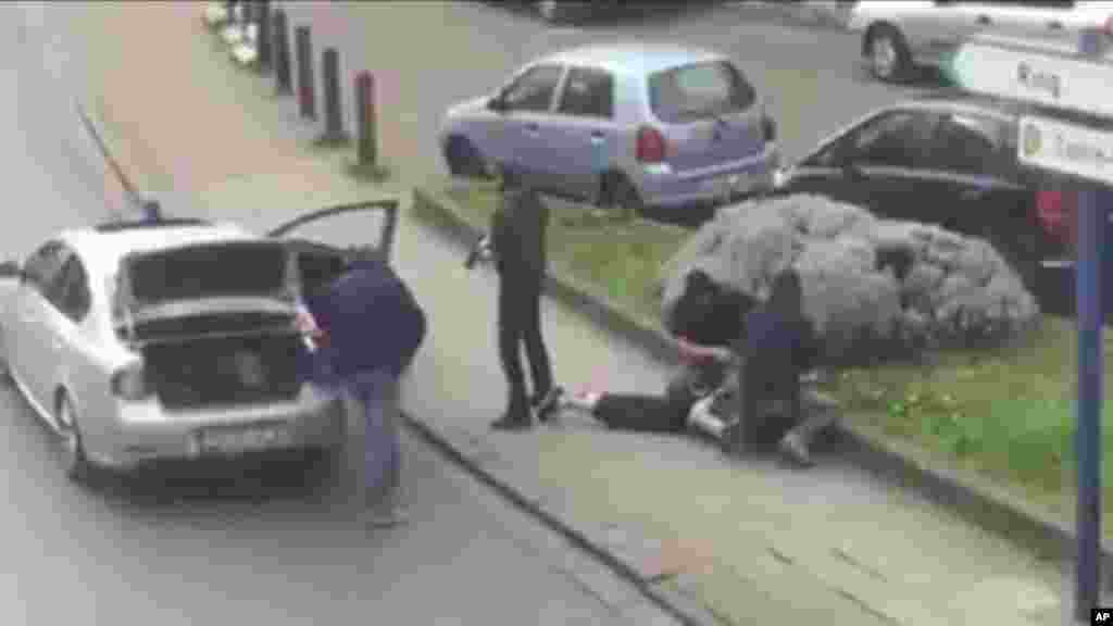 La police arrête Mohamed Abrini dans la région de Bruxelles Anderlecht, le 8 Avril, ici 2016.