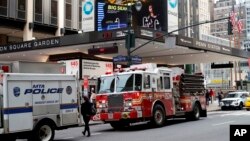 No hubo reportes inmediatos de lesiones graves, pero New Jersey Transit y Amtrak tuvieron retrasos en el servicio. El descarrilamiento se produce una semana y media después de que un tren de Amtrak descarriló parcialmente al salir de la estación Penn. 