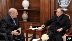 Le président algérien Abdelaziz Bouteflika, à droite, reçoit le vice-ministre de la Défense Ahmed Gaid Salah à Paris, France, le 13 juin 2013. 