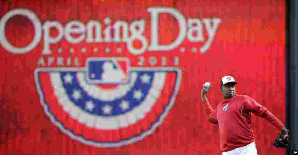 Cầu thủ n&eacute;m b&oacute;ng Rafael Soriano của đội Washington Nationals khởi động trước trận đấu với đội Miami Marlins tại thủ đ&ocirc; Washington v&agrave;o Ng&agrave;y Mở m&agrave;n m&ugrave;a b&oacute;ng ch&agrave;y