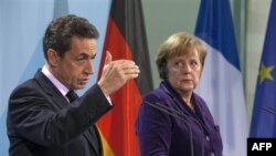 Thủ tướng Ðức Angela Merkel (phải) và Tổng thống Pháp Nicolas Sarkozy tại một cuộc họp báo ở Berlin, Ðức (ảnh tư liệu ngày 9 tháng 1, 2012)