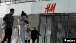TƯ LIỆU: Một cửa hàng H&M trong một khu mua sắm ở Bắc Kinh, Trung Quốc, ngày 28 tháng 3, 2021.
