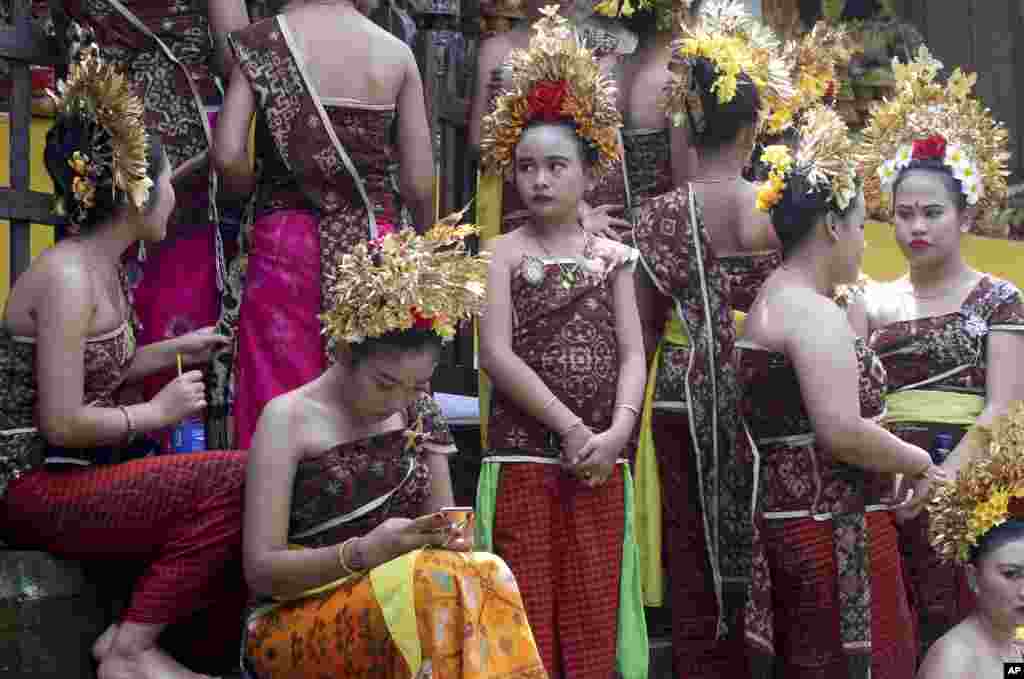 دختران با پوشیدن لباسهای سنتی در انتظار جشن های محلی و روستایی در بالی اندونزی