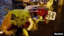 Bunga-bunga diletakkan di lokasi setelah terjadinya serangan di Westminster Bridge di London, Inggris, tanggal 22 Maret 2017 (foto: REUTERS/Hannah McKay)