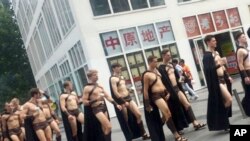 在北京打扮成“斯巴達武士”進行宣傳活動的外籍模特兒