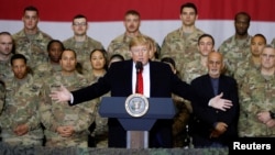 Presiden AS Donald Trump ketika mengunjungi pasukan AS di pangkalan udara Bagram, Afghanistan 28 November 2019 lalu (foto: dok). 