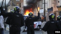 Polisi Inggris dikerahkan untuk mengatasi kekerasan dan penjarahan di Hackney, London timur (8/8).