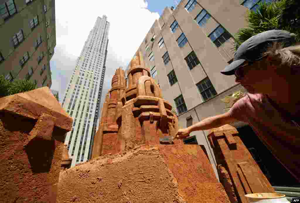 ساخت یک قلعه شنی در مرکز راکفلر نیویورک &nbsp;