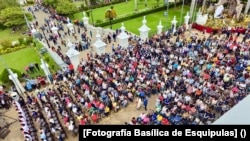 ARCHIVO - Un aproximado de 50.000 personas visitan diariamente la imagen del Santo Cristo Negro en Esquipulas, expresando su fe y devoción. [Fotografía Basílica de Esquipulas]