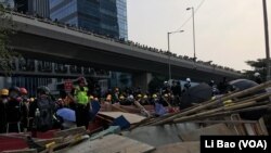 香港星期六（8月24日）衝突爆發前，警方與抗議者各自蓄勢待發 (美國之音記者黎 堡拍攝)