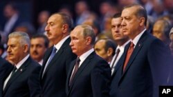 10일 터키 이스탄불에서 열린 제23차 세계에너지총회(WBC)에 참석한 블라디미르 푸틴(앞줄 가운데) 러시아 대통령과 레제프 타이이프 에르도안(오른쪽) 터키 대통령.
