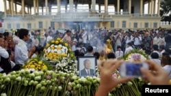 Mourners gather to pay respects to the late former Cambodian King Norodom Sihanouk in front of the Royal Palace in Phnom Penh, October 16, 2012. 