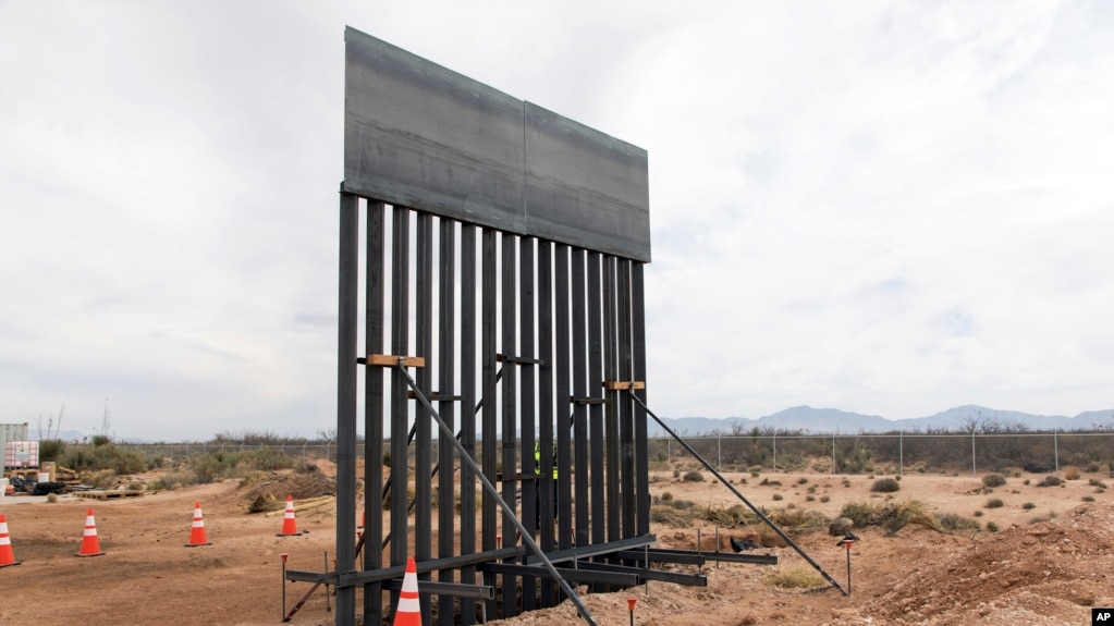 Un muro con barras de acero, como la de la foto, sería construido por el Ejército en partes de la frontera sur de EE.UU. si el presidente Donald Trump declara una emergencia nacional y decide usar fondos de defensa.