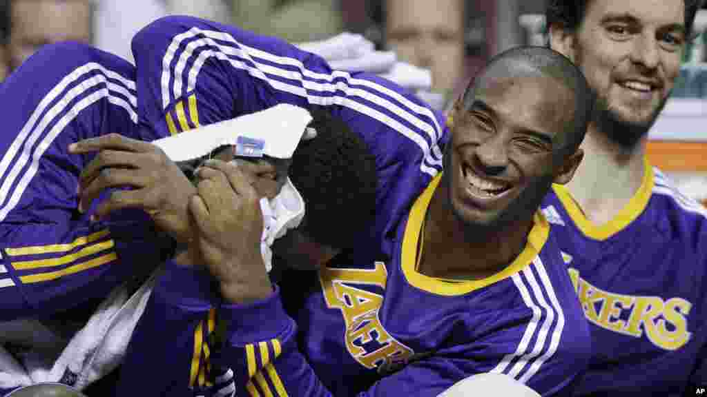 Kobe Bryant et Ron Artest sur le banc lors d'un match de basket de la NBA contre les Pistons de Detroit Michigan, le 17 novembre 2010.