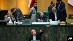 Debate en el parlamento iraní sobre el acuerdo nuclear con Occidente.