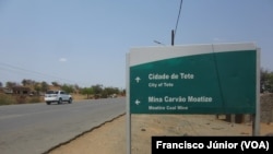 Estrada que dá a Moatize, onde estao instaladas grandes mineradoras, Tete