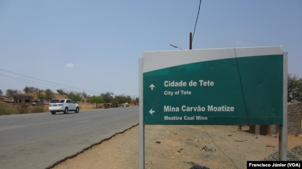 Estrada que dá a Moatize, onde estao instaladas grandes mineradoras, Tete