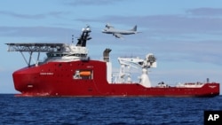 Un avión AP-3C Orion de la fuerza aérea australiana pasa encima del barco Ocean Shield, desde donde se han captado señales de la caja negra del avión desaparecido.