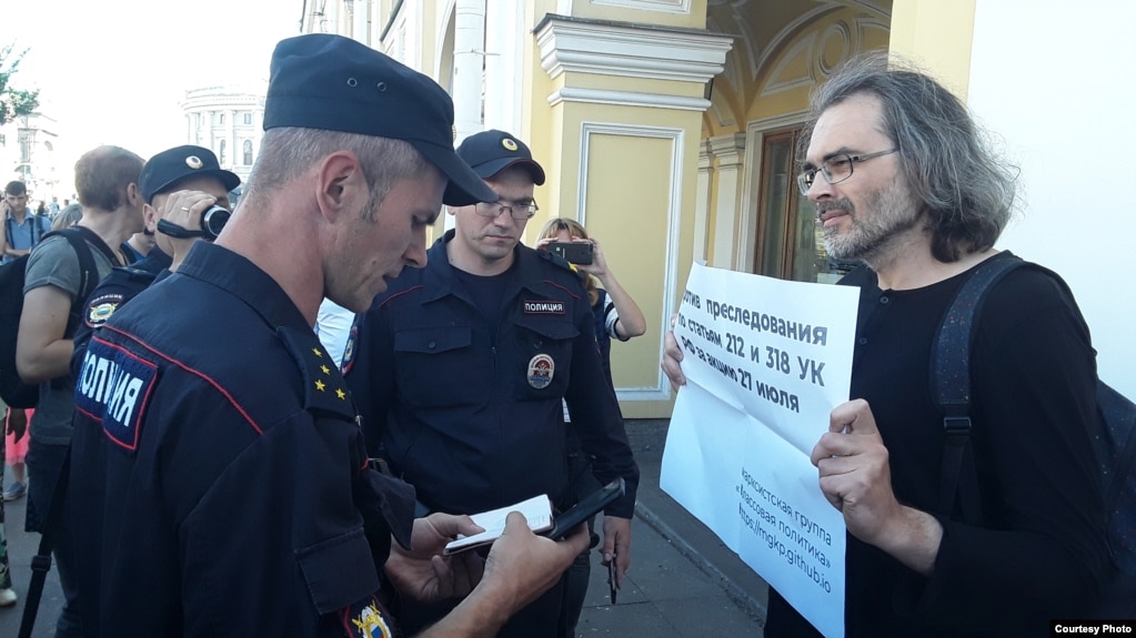 Голос Америки: В Санкт-Петербурге участники одиночных пикетов вспомнили песню Виктора Цоя 