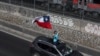 Un manifestante agita una bandera chilena durante una protesta este 25 de octubre de 2019 contra los precios de los peajes de carreteras en Santiago de Chile.